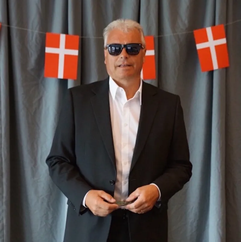 Benny Schmidt foran dannebrogsflag