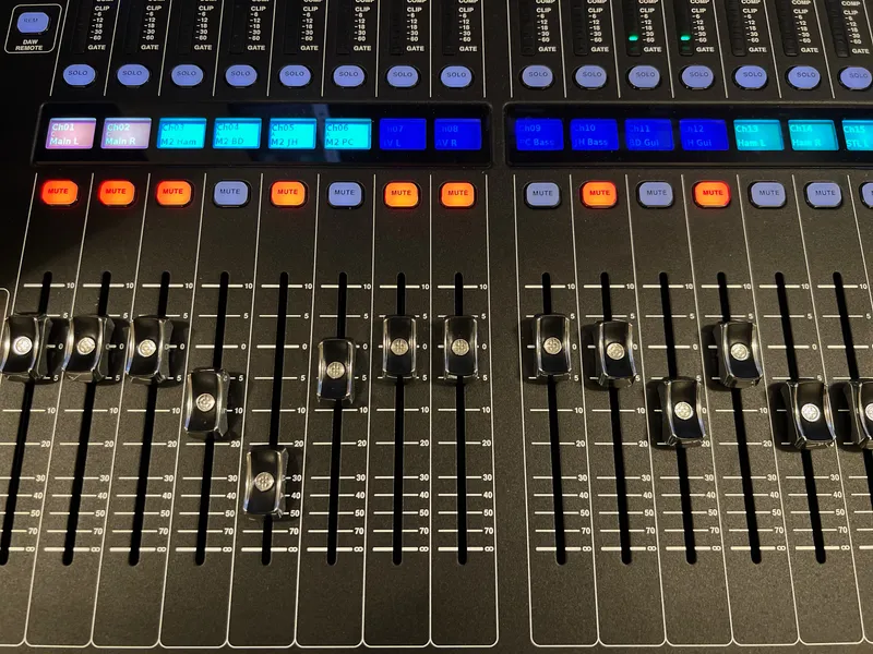 Fadere og kanalstrips på mixerbordet hos Sonder Lyd